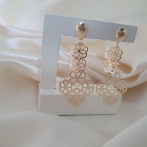 Brinco comprido flores foscas e diamantadas