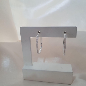 Brinco prata argola click oval cravejada zirconia