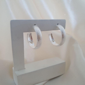 Brinco prata argola fosca detalhe 2,5cm