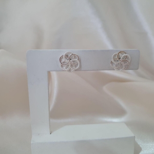 Brinco prata flor com detalhe fosco