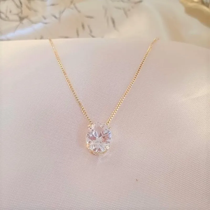 Colar com ponto de luz oval de zircônia