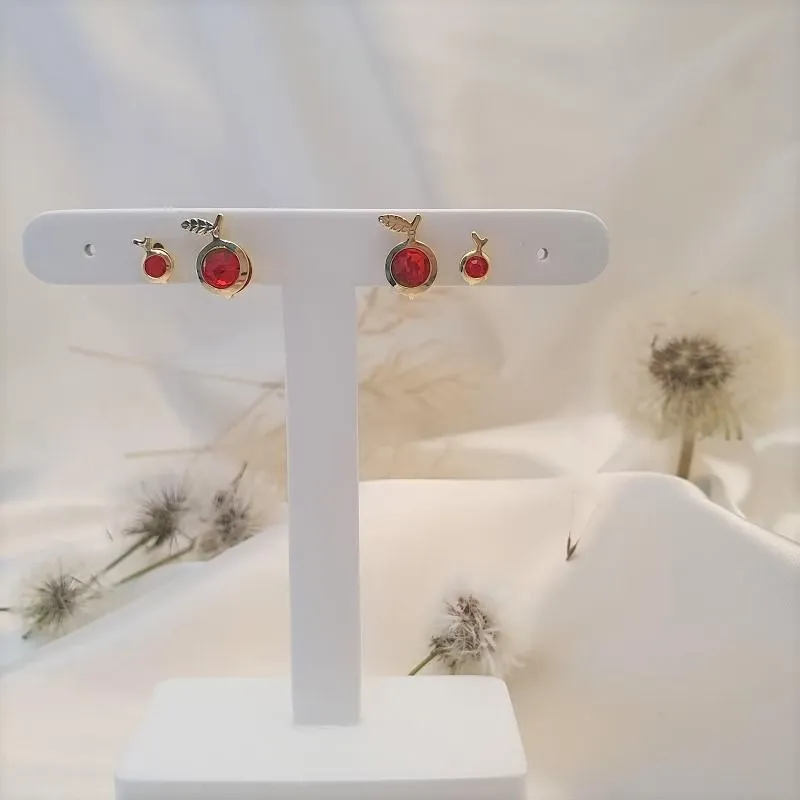 Dupla de brincos em formato de maça com cristal vermelho
