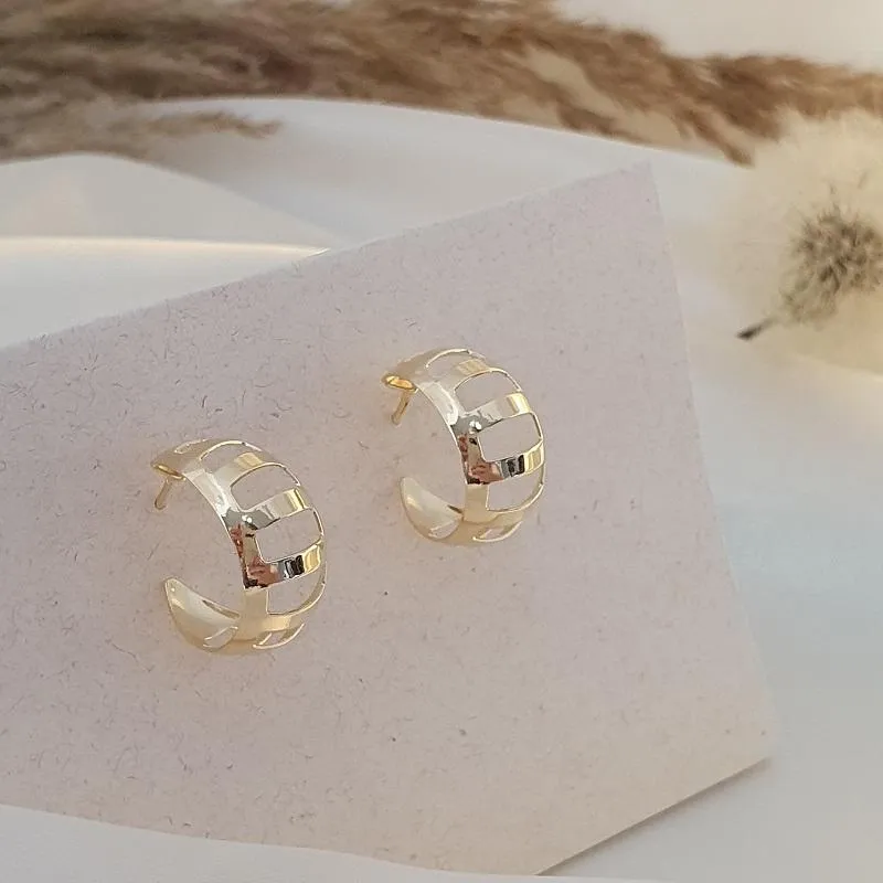 Brinco argola com detalhes vazados