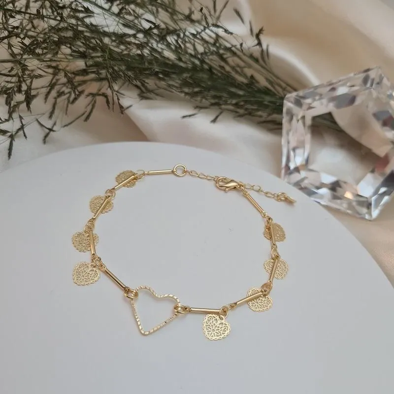Pulseira com elo de coração, tubos e corações decorados