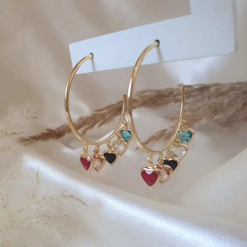 Argola com pingentes de cristal colorido coração
