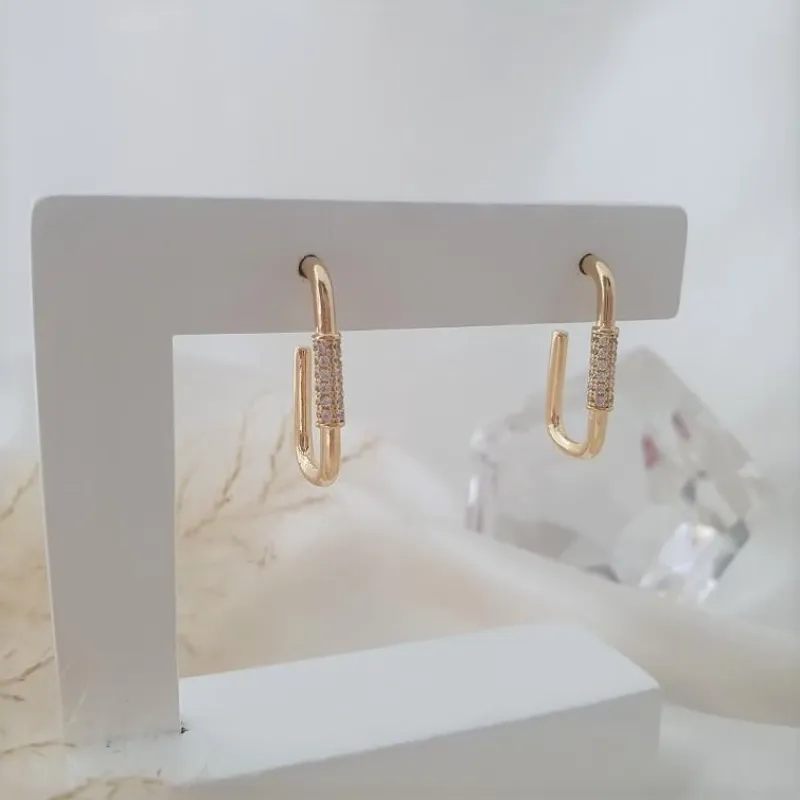 Brinco argola com detalhe cravejado em zircônia