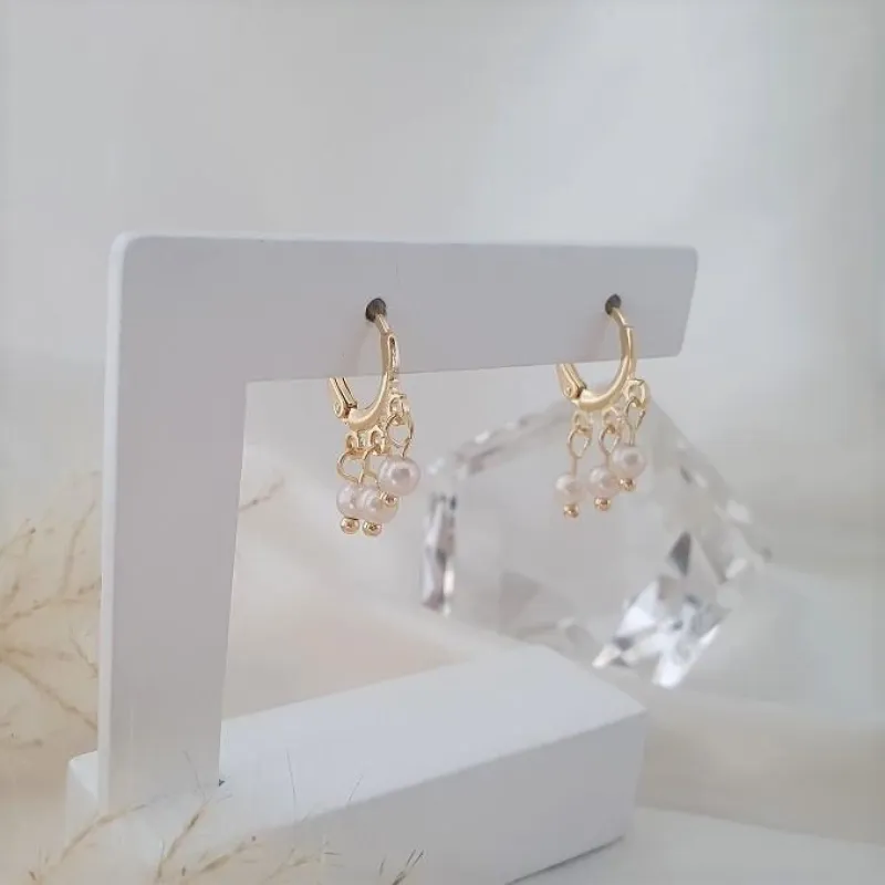 Brinco argola com pingentes de pérola
