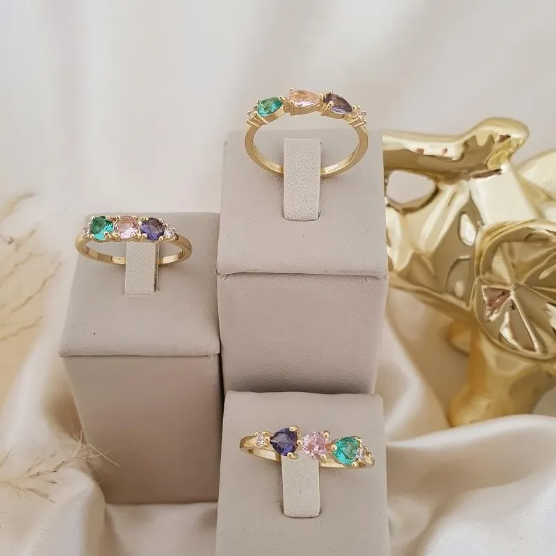 Anel com zircônias coloridas