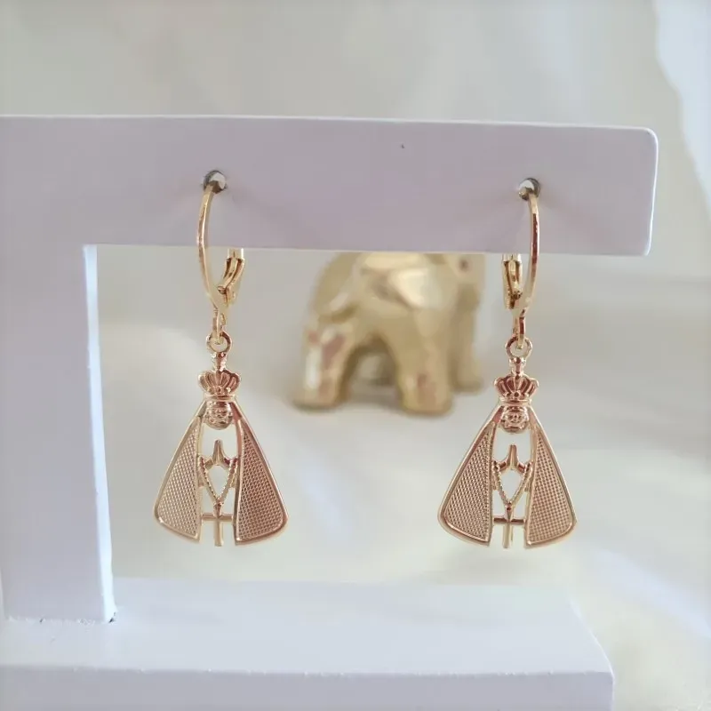 Brinco argola com pingente de Nossa Senhora