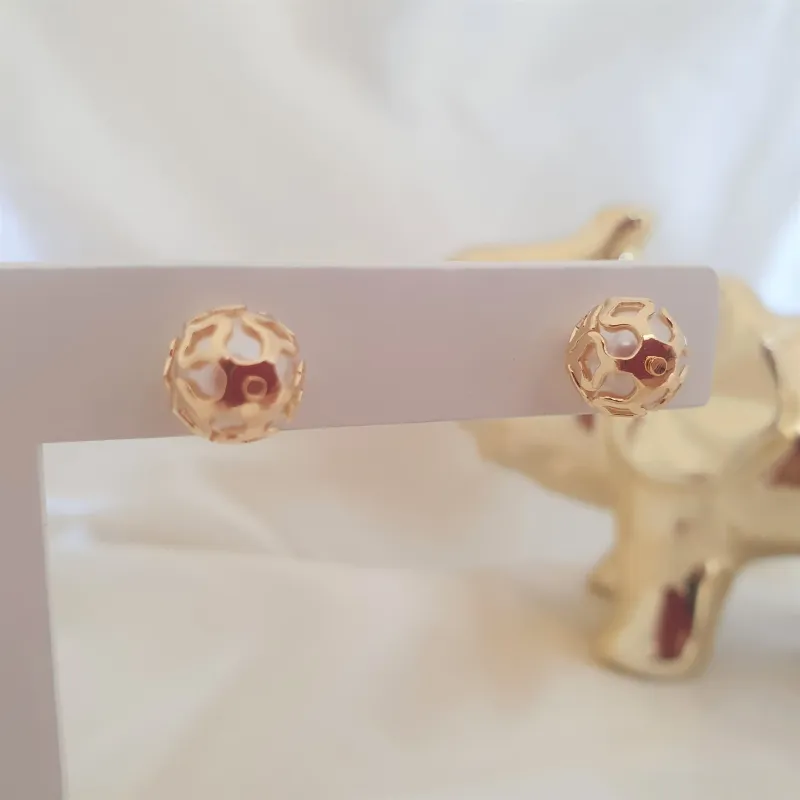 Brinco de pérola bola com detalhe dourado