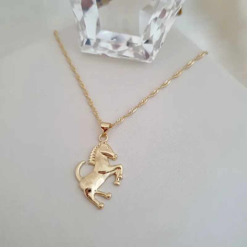 Colar com pingente de cavalo