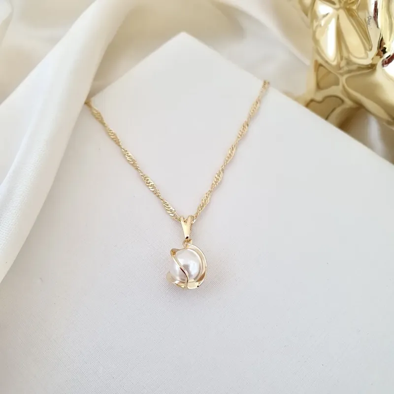Colar com pingente pérola com detalhe