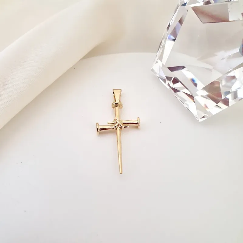 Pingente crucifixo pregos