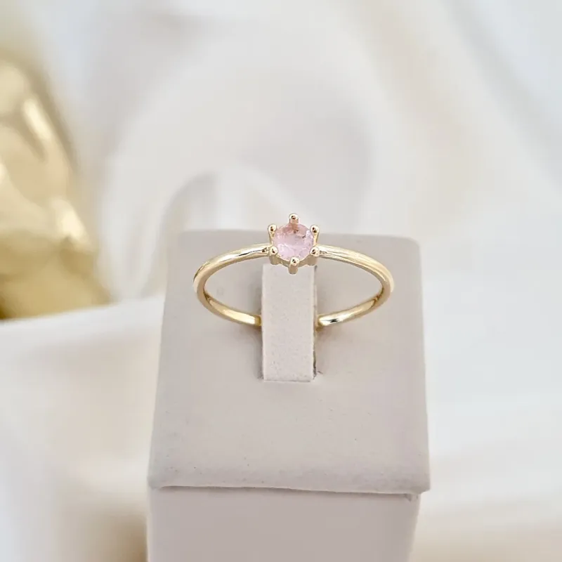 Anel solitário com zircônia rosa