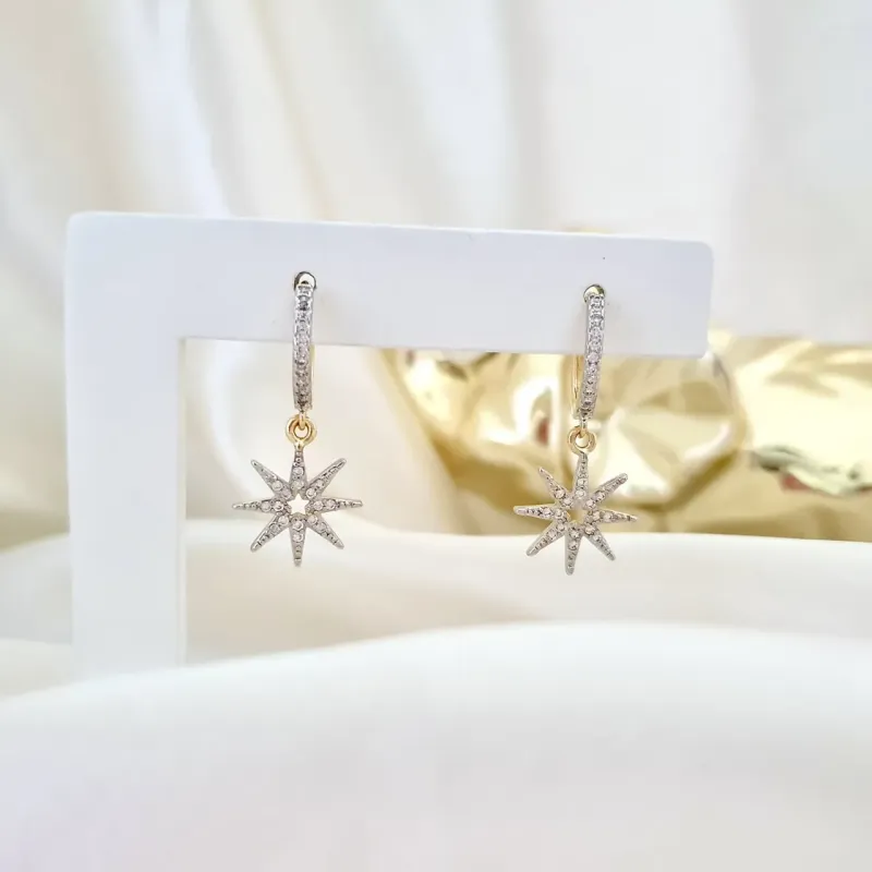 Brinco argola click com pingente de estrela de zircônias