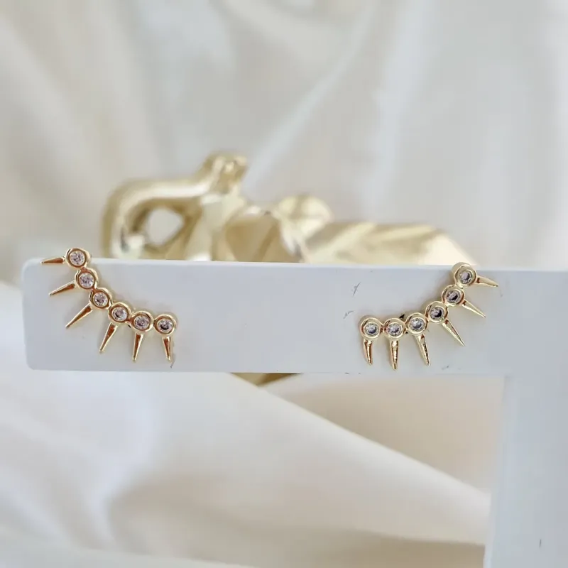 Brinco ear cuff com spikes e zircônias