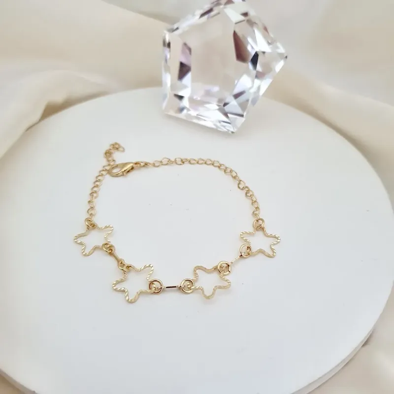 Pulseira com quatro estrelas vazadas