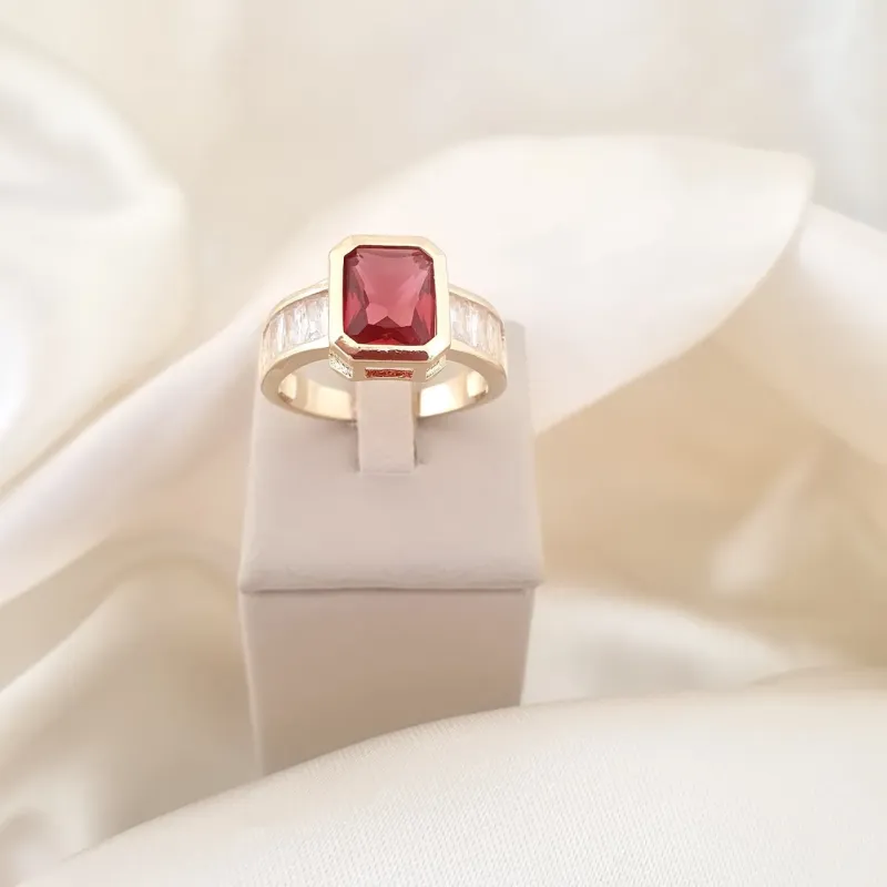 Anel Zircônia vermelha retangular 1cm
