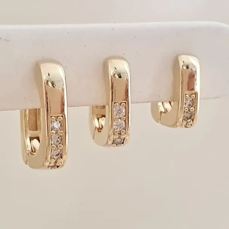 Brinco trio argola click quadrada com 3 zircônias cravejadas