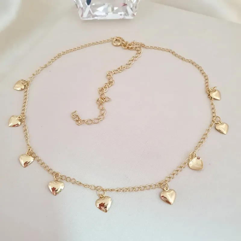 Colar choker pingentes de coração