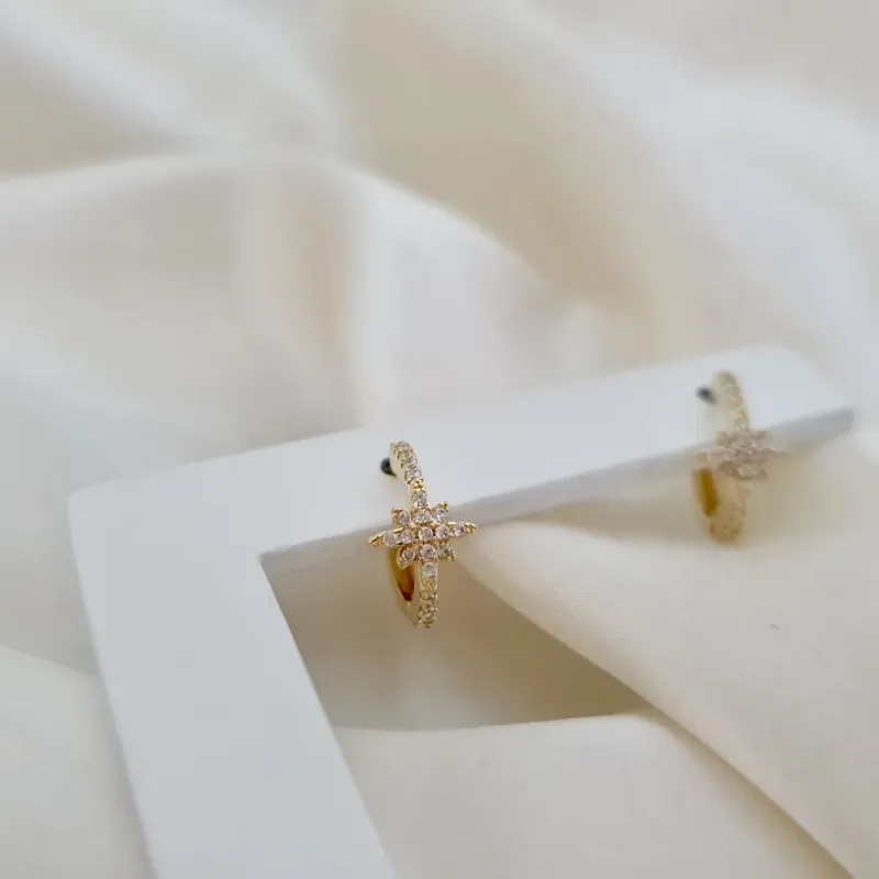 Argola click com estrela cravejada em zircônia