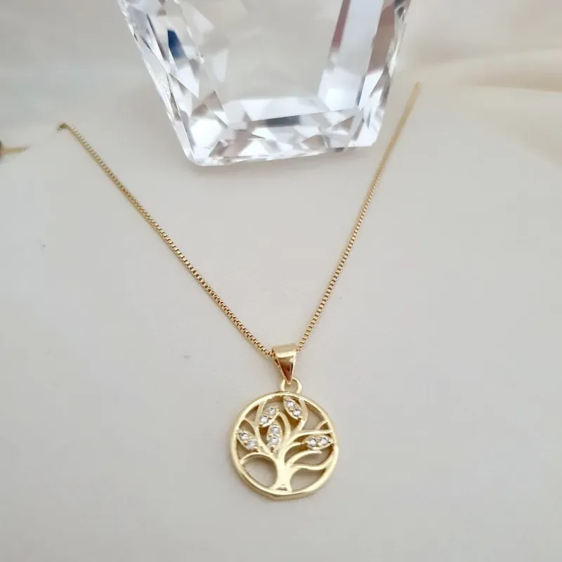 Colar com pingente medalha árvore da vida com zircônias