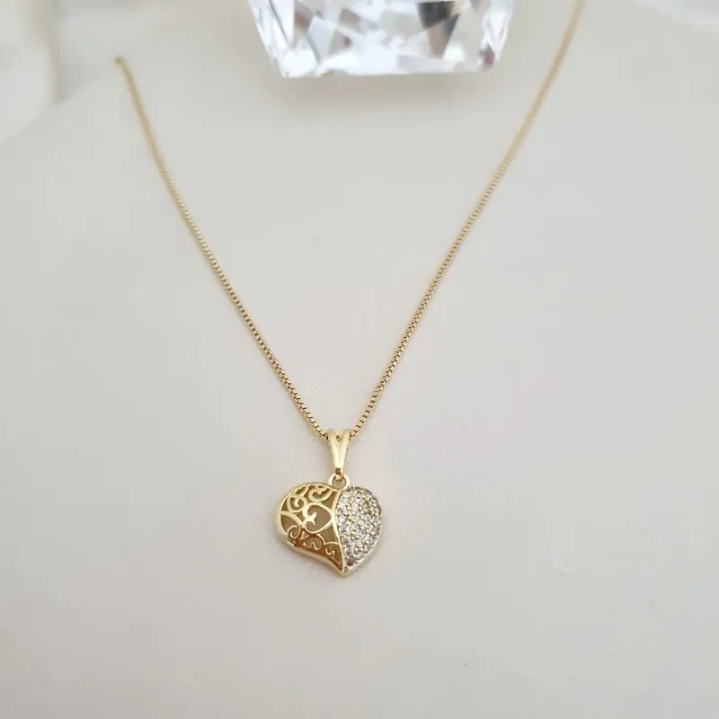Colar coração cravejado com zircônia e detalhes