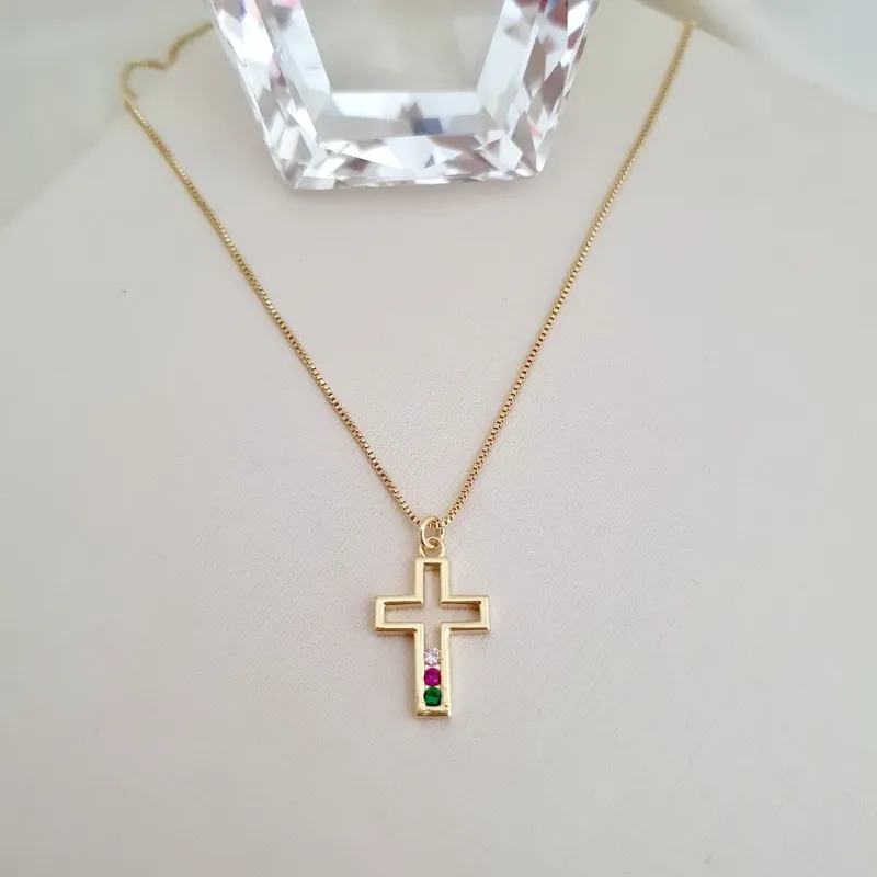 Colar cruz com 3 zircônias coloridas
