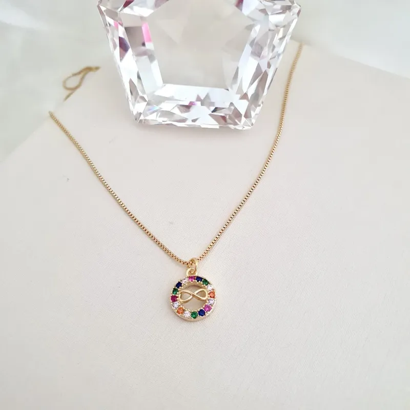 Colar pingente infinito cravejado em zirconias coloridas