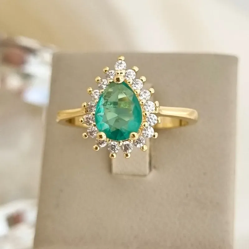 Anel gota zircônia verde e cravejado de zircônias