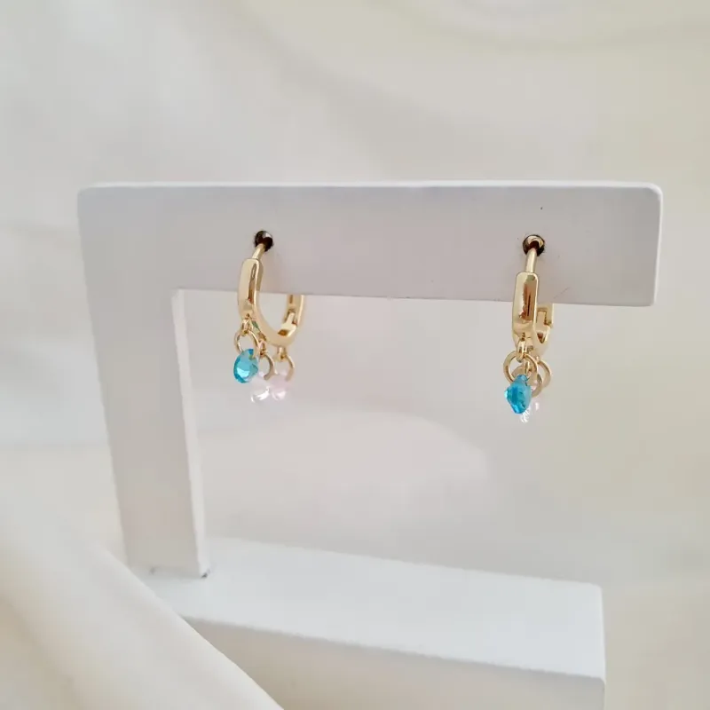 Brinco argola com pingentes de zircônias coloridas