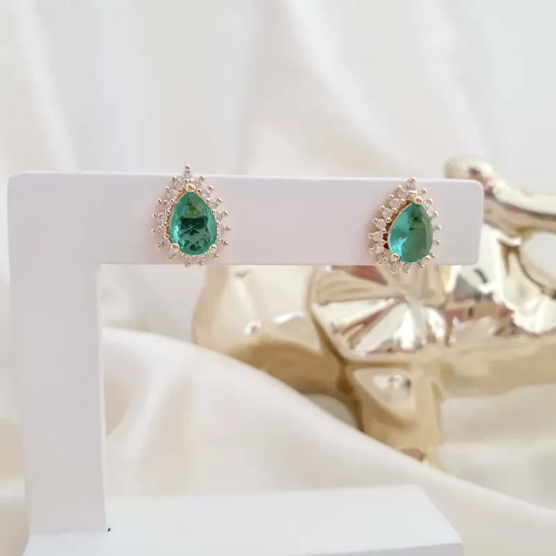 Brinco gota zircônia verde e cravejado de microzircônias