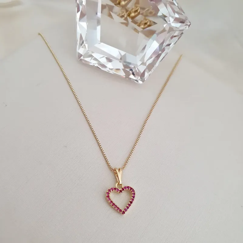 Colar com pingente de coração cravejado em zircônia rosa