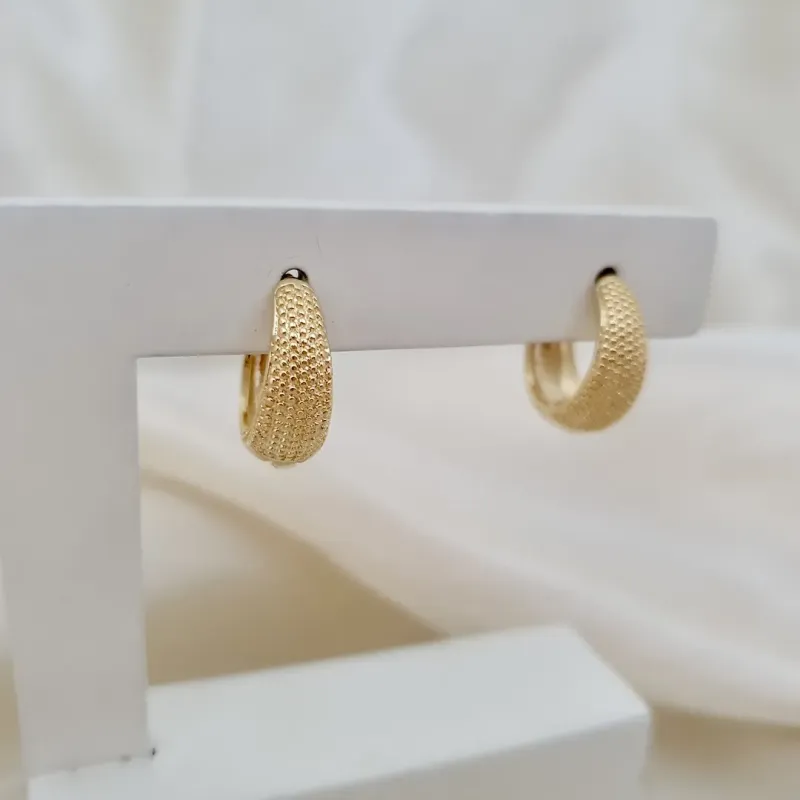 Brinco argola gota fosca