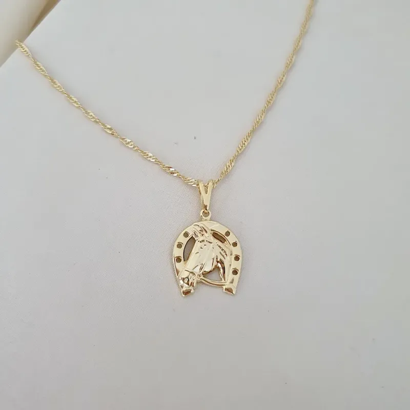 Colar pingente cavalo e ferradura
