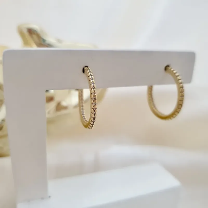 Brinco meia argola cravejada com zircônia frente e atrás