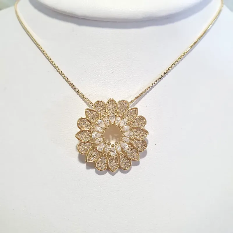 Colar com Pingente mandala zircônias