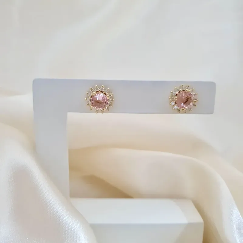 Brinco ponto de luz zircônia rosa e microzircônias ao redor