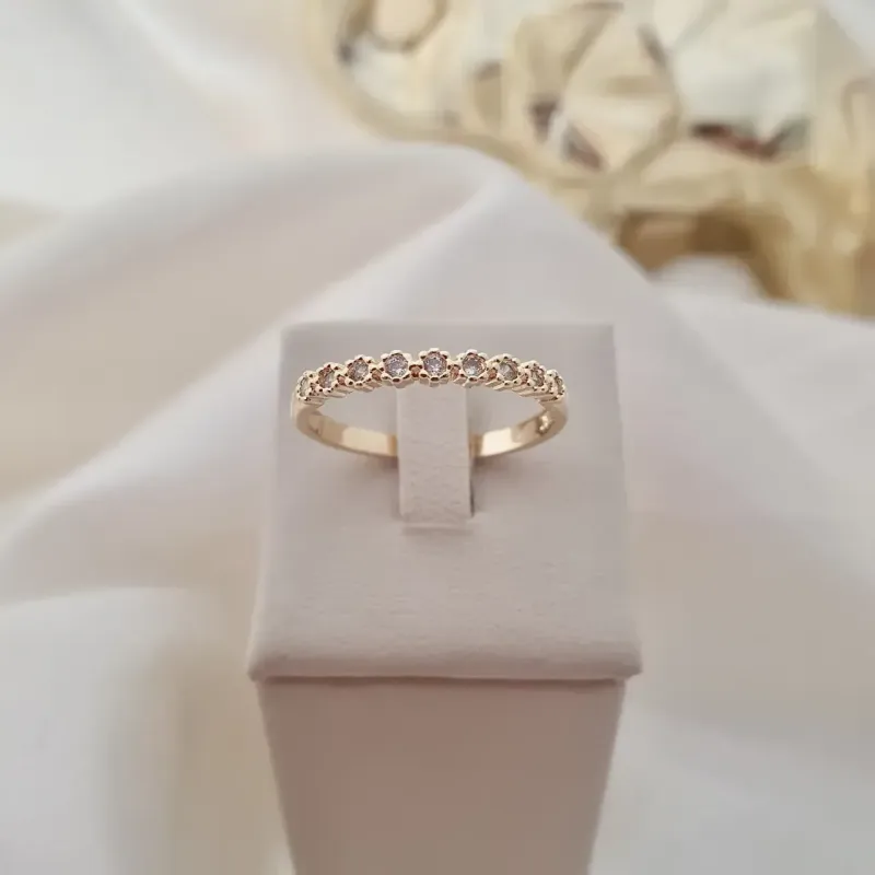 Anel aparador com zircônias cravejadas em flor