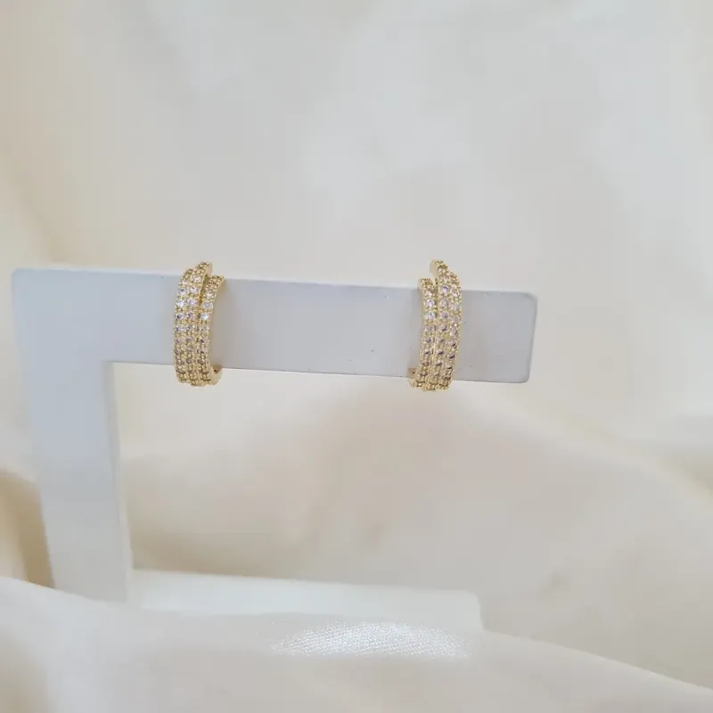Brinco meia argola ear hook 3 aros cravejados de zircônia