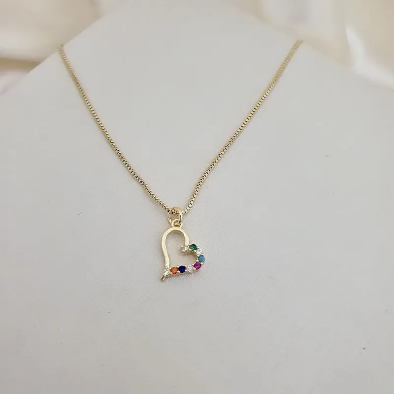 Choker com pingente de coracão e zircônias coloridas