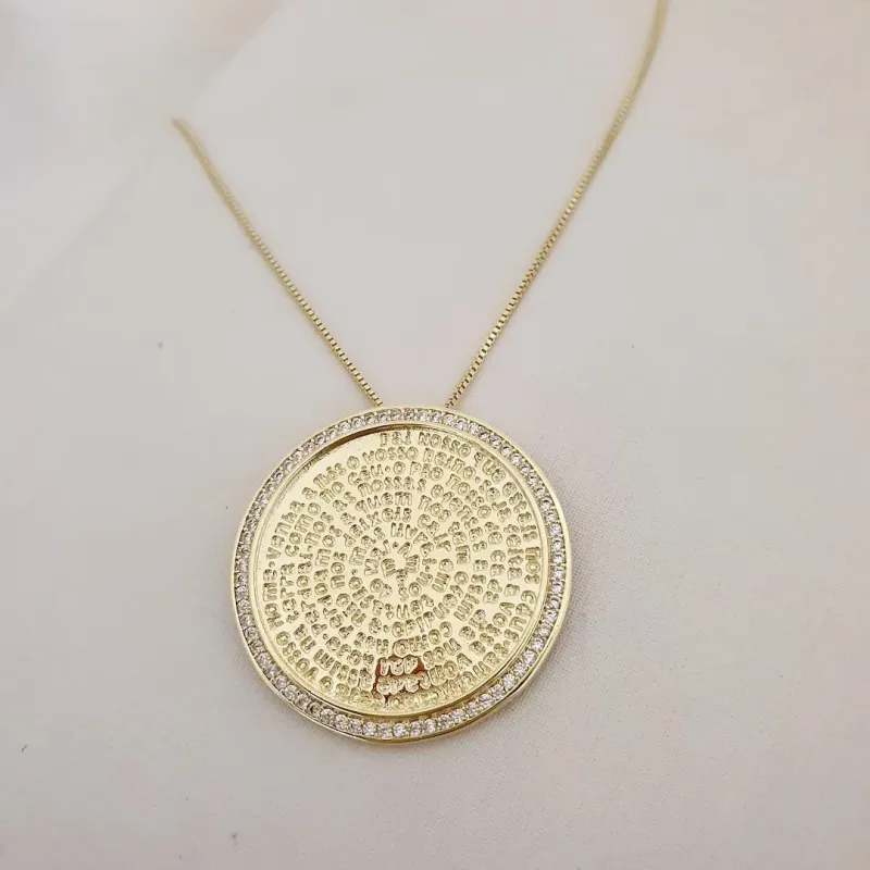 Colar pingente medalha oraçao Pai Nosso cravejada zirconias
