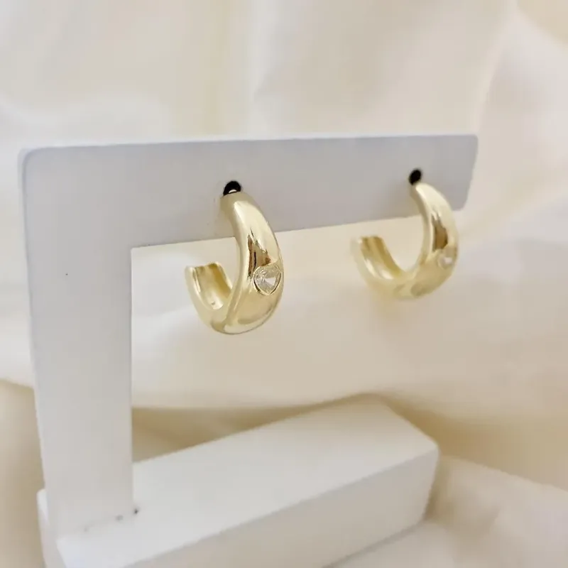 Brinco meia argola larga coracao ponto de luz zirconia