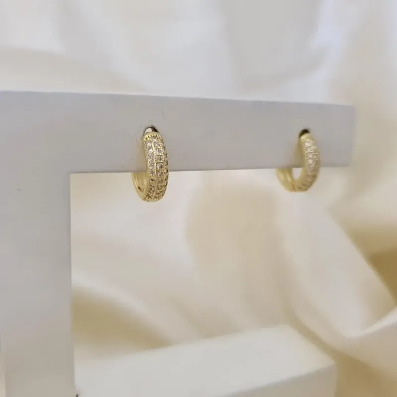Brinco argola click cravejada zirconia 1,1cm x 3mm