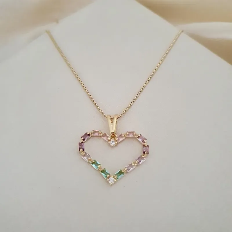 Colar pingente coraçao zirconias coloridas (verde, lilas, rosa)
