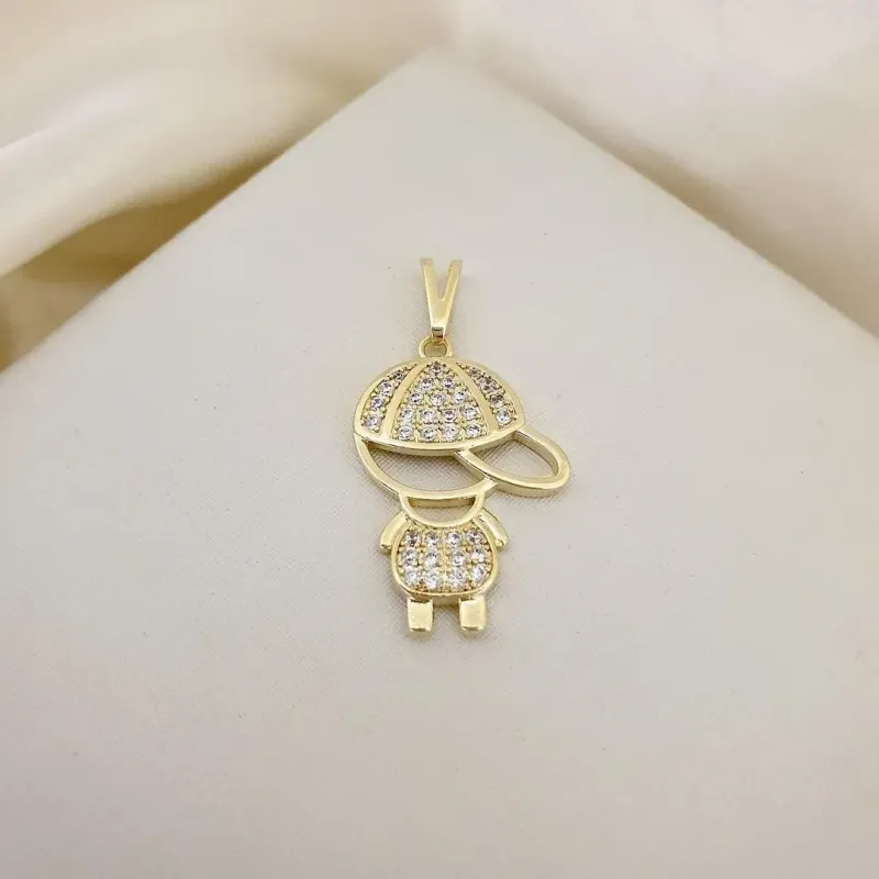 Pingente menino boné cravejado zirconia