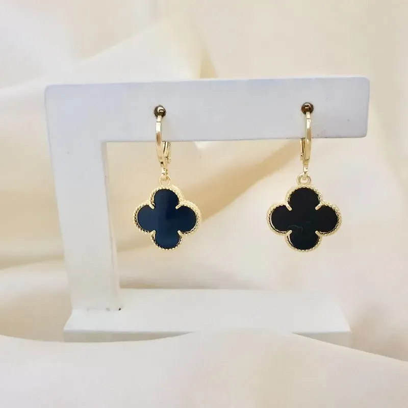 Brinco argola com pingente flor preta
