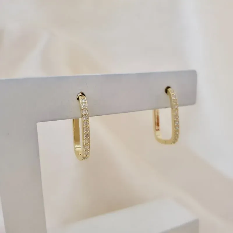 Brinco argola click oval cravejada zirconia
