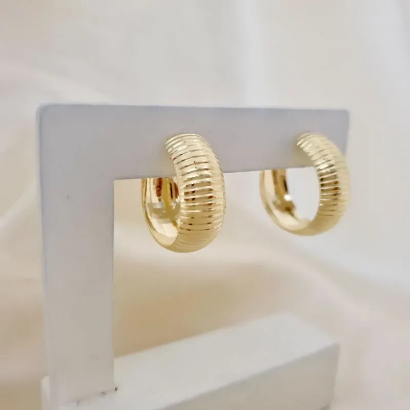 Brinco argola detalhe 2cm 9mm largura
