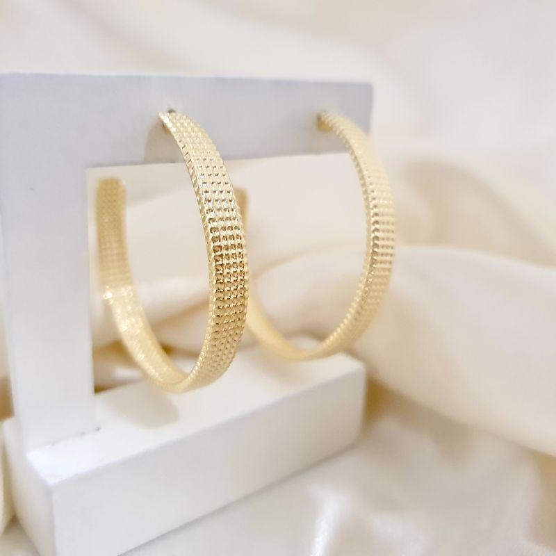 Argola larga fosca detalhes 4,5cm